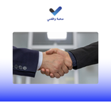 شخص يناقش عرضًا وظيفيًا ويتفاوض على الراتب خلال اجتماع عمل احترافي
